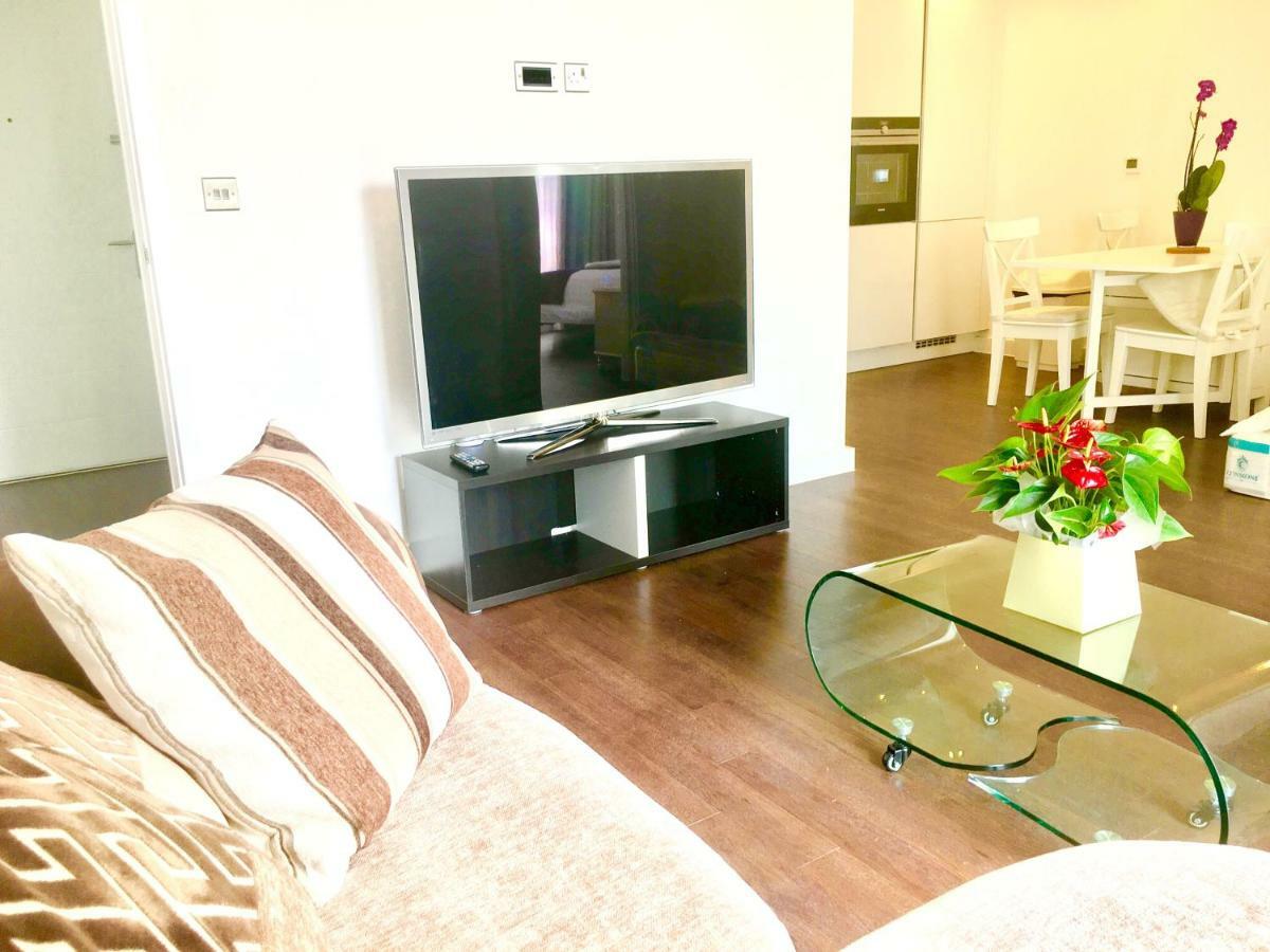 2-Bedrooms Modern Apartment Next To Velodrome, Lounge, Balcony, Parking, Abba Лондон Екстер'єр фото